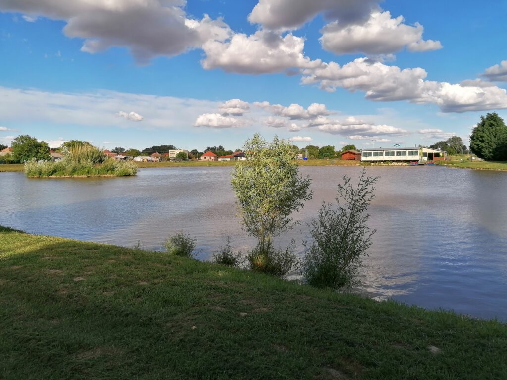 Rybári pri rybníku Mederčina